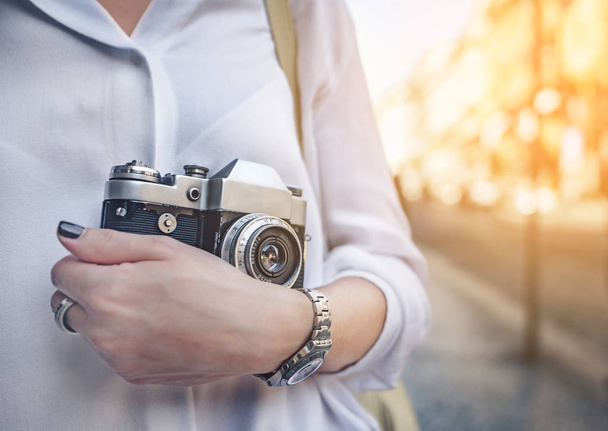 Молодая девушка с ретро-камерой
 - Фото, изображение