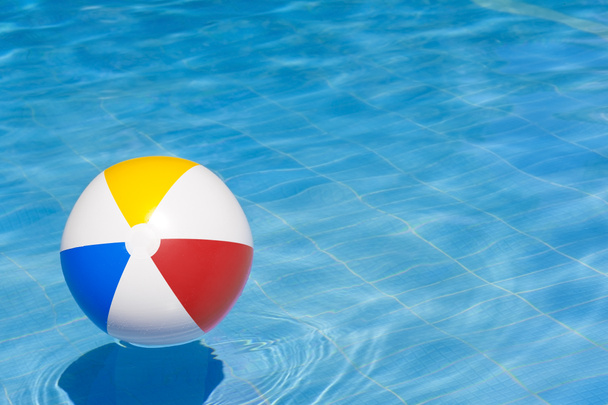 Kolorowa nadmuchiwana piłka pływająca w basenie, - Zdjęcie, obraz