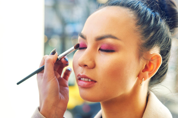 Make-up artist Robienie makijażu modeli na ulicy - Zdjęcie, obraz