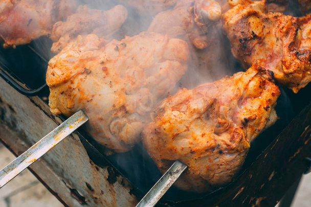 Kebab z kurczaka przygotowana w zardzewiały Kociołek. W tle dymu. - Zdjęcie, obraz