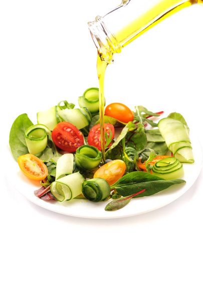 Insalata di verdure fresche cosparsa di olio d'oliva su fondo bianco, isolata
  - Foto, immagini