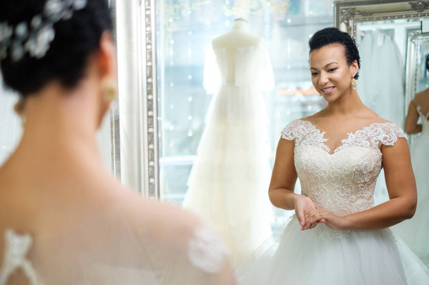 Mariée Beautifu choisir robe de mariée dans un salon de mariage
 - Photo, image