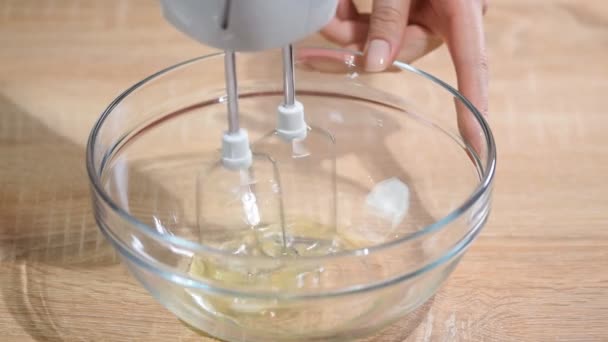 Η διαδικασία της μαστίγωμα ασπράδια με το μίξερ - Πλάνα, βίντεο