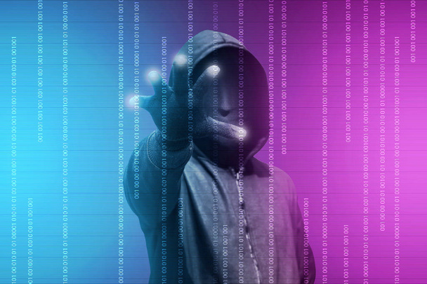 Χάκερ στο μαύρο hoodie στέκεται με ανοικτές παλάμες αγγίζουν το εταιρείας digita - Φωτογραφία, εικόνα