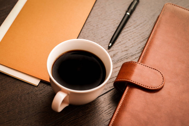 Table de bureau et tasse à café, concept de productivité
 - Photo, image