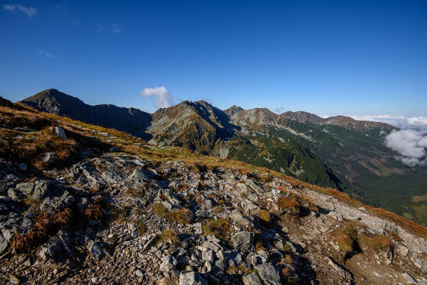 Tatra rosigen Berggipfeln mit touristischen Wanderwegen in sonnigen Sommertagen. Slowakei - Foto, Bild