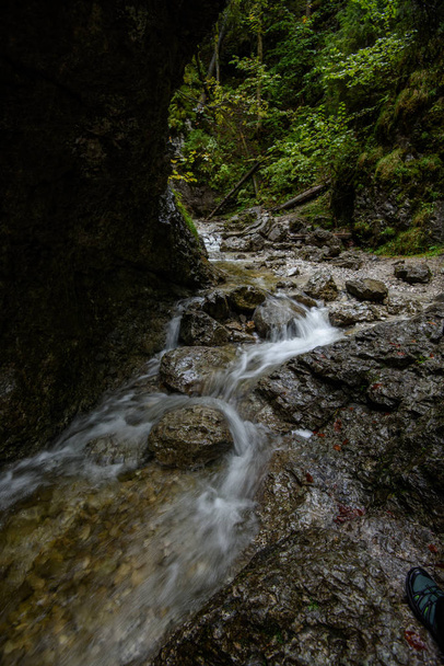 rápido río rocoso de montaña en el bosque con cascada en otoño
 - Foto, Imagen