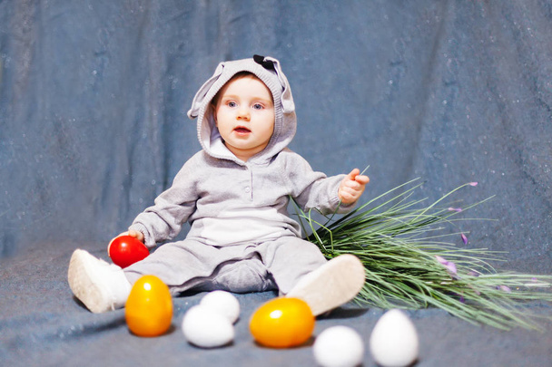  bebé en mono de liebre y huevos de Pascua
. - Foto, imagen