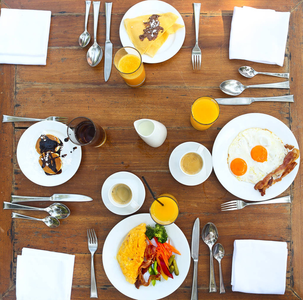 Kontinentális reggeli palacsintát, tojást, szalonnát, narancssárga jiuce a - Fotó, kép