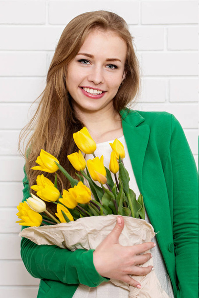 Jeune femme avec un bouquet de tulipes
 - Photo, image
