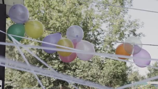 Gekleurde ballen gebonden op een touw-vakantie. - Video