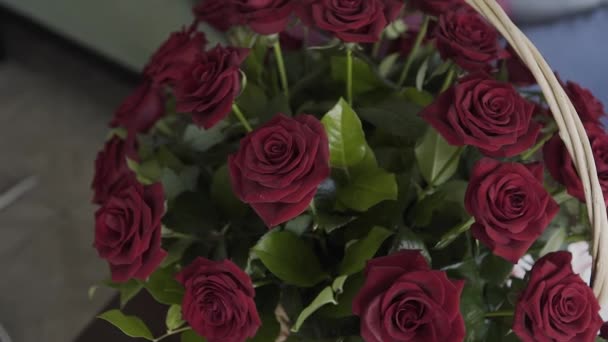 Vilentines nap, vörös rózsa csokor közelről, forog a kamera körül virágok. - Felvétel, videó