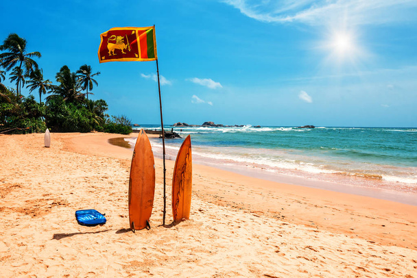 surfování a srílanská vlajka na pláži - Fotografie, Obrázek