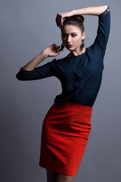 ファッション性の高い外観。セクシーな赤い唇、美しい赤いスカート青いシャツとファッショナブルなモデルの肖像画。スタジオ撮影 - 写真・画像