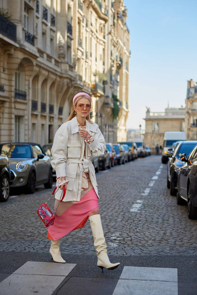 Une femme à la mode en tenue tendance est photographiée dans la rue lors de la Fashion Week Automne / Hiver 2019 / 2020 à Paris, France
. - Photo, image