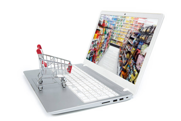 Conceito de compras on-line na Internet com computador e carrinho
 - Foto, Imagem