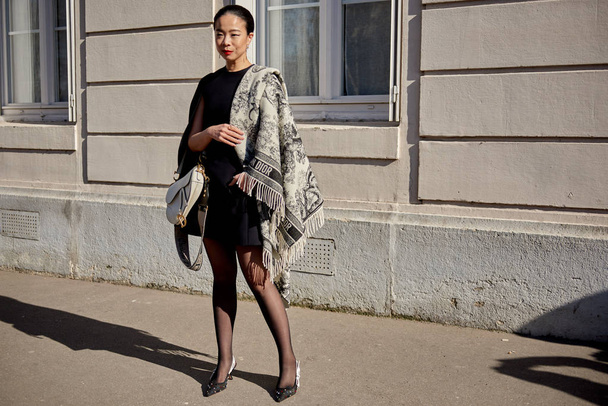 Moderní žena v módní oblečení je vyobrazena na ulici během na pařížské módní týden podzim/zima 2019/2020 v Paříž, Francie. - Fotografie, Obrázek