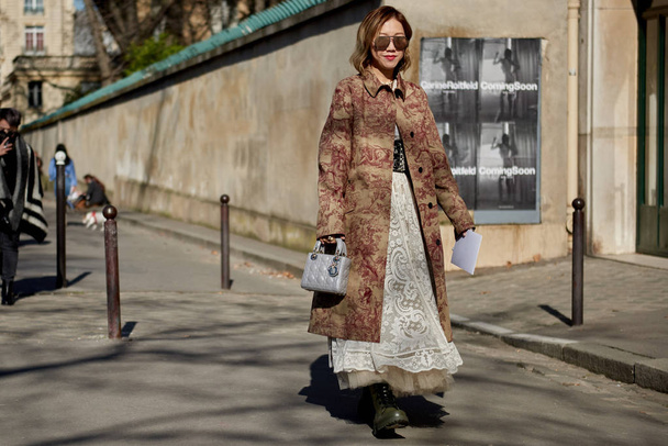 eine trendige Frau im modischen Outfit auf der Straße während der Pariser Modewoche Herbst / Winter 2019 / 2020 in Paris, Frankreich. - Foto, Bild