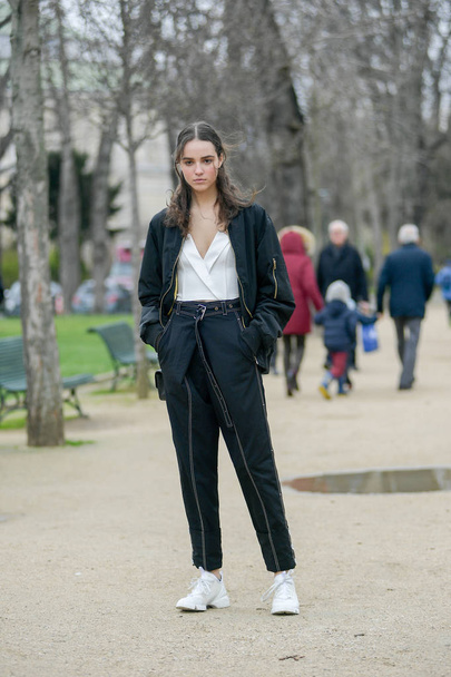 Uma mulher na moda em roupa elegante é retratada na rua durante a queda da Paris Fashion Week / Inverno 2019 / 2020 em Paris, França, 5 de março de 2019
. - Foto, Imagem
