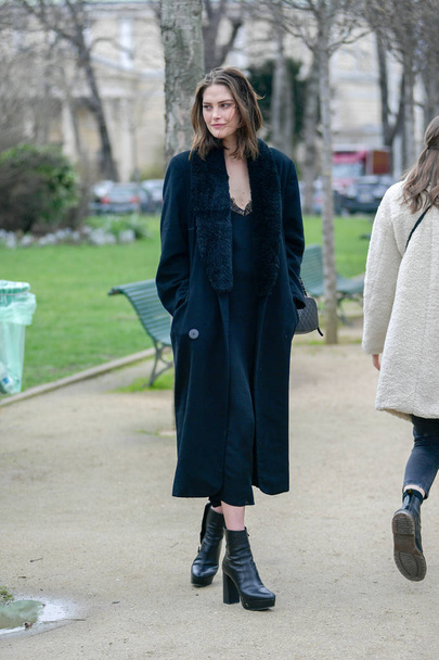 A trendy woman in fashionable outfit is pictured on the street during the Paris Fashion Week Fall/Winter 2019/2020 in Paris, France, 5 March 2019. - Foto, Imagem
