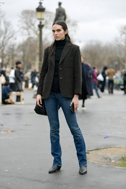 Şık kıyafet trendy bir kadında sokakta Paris moda hafta sonbahar/kış 2019/2020 sırasında Paris, Fransa, 5 Mart 2019 resimde. - Fotoğraf, Görsel