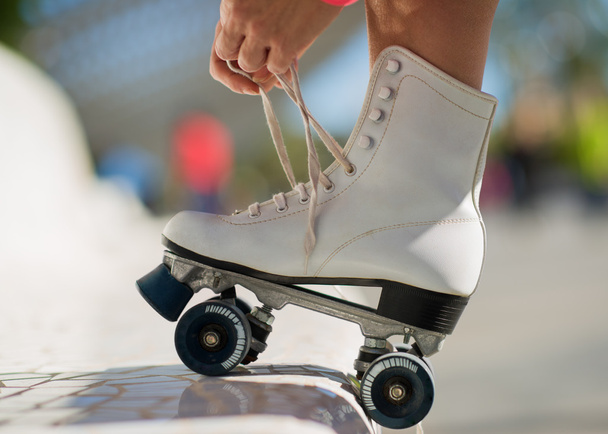 ローラー スケート靴と足のクローズ アップ - 写真・画像