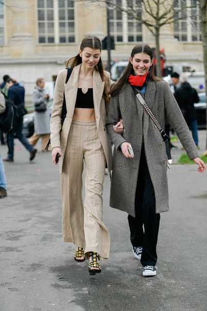 Una mujer de moda en traje de moda se representa en la calle durante la Semana de la Moda de París Otoño / Invierno 2019 / 2020 en París, Francia, 5 de marzo de 2019
. - Foto, imagen