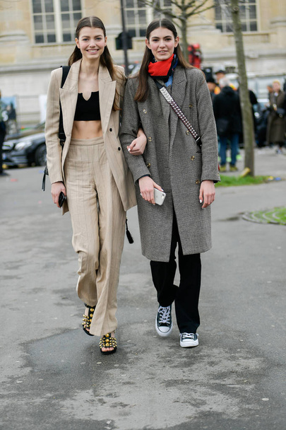 Modna Kobieta w modnym stroju jest na zdjęciu na ulicy podczas Paris Fashion tydzień jesień/zima 2019-2020 w Paryżu, 5 marca 2019. - Zdjęcie, obraz