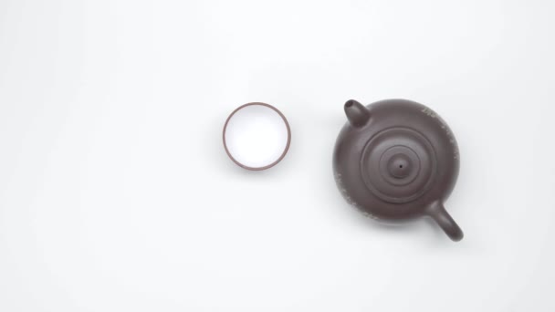 Vide tasse chinoise et bouilloire sur fond blanc. Tir statique. Cérémonie du thé. Partie 22
. - Séquence, vidéo