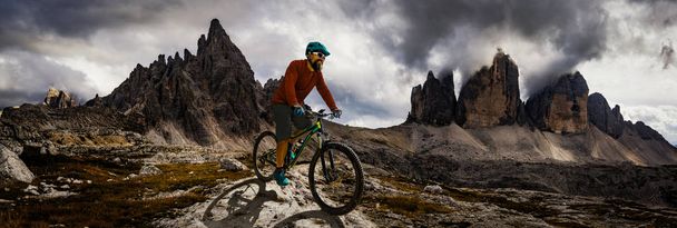 Ciclismo homem andando de bicicleta em Dolomites montanhas andscape. Ciclismo pista de pista de enduro MTB. Actividades desportivas ao ar livre
. - Foto, Imagem