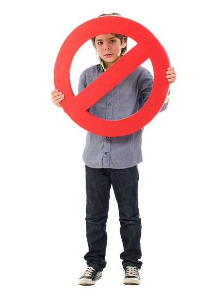 Porträt eines Jungen mit Verbotsschild - Foto, Bild
