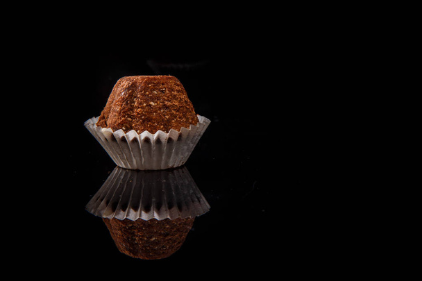 Closeup zdravé užitečné organické ručně vyráběné čokoládové bonbóny - Fotografie, Obrázek