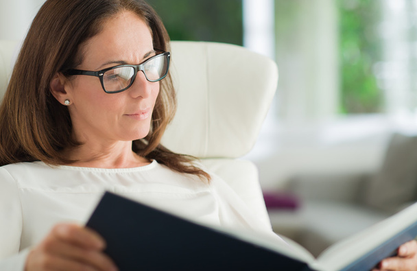Mature Woman Reading Diary - Foto, immagini