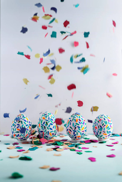 Divertente multicolore uova di Pasqua dipinte a mano e spruzzi di colore
 - Foto, immagini