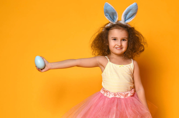 Cute little child girl wearing bunny ears on Easter day. - Foto, afbeelding