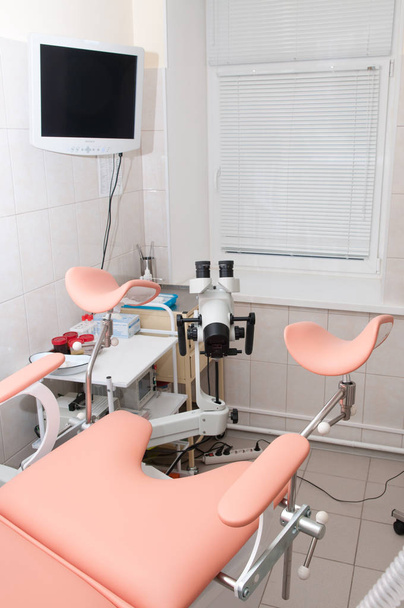 Cadeira ginecológica com colposcópio
 - Foto, Imagem