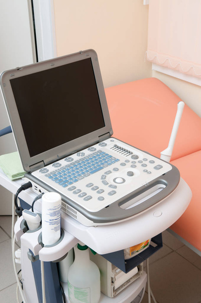 Machine à ultrasons en clinique
 - Photo, image