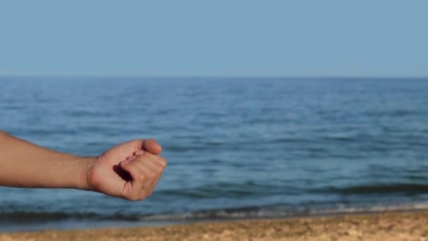 Plajda erkek eller metin ile kavramsal hologram tutun konum tabanlı hizmetler - Video, Çekim