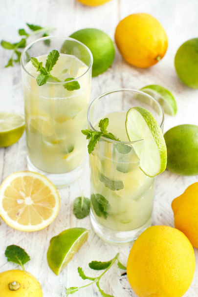Bebida refrescante casera con jugo de limón y lima y menta
 - Foto, imagen