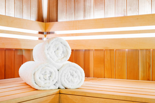 tradiční dřevěná sauna pro relaxaci s sadu čisté ručníky  - Fotografie, Obrázek