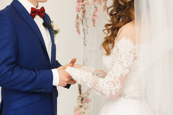 Jour du mariage. Cérémonie. Mains de mariage avec anneaux. Les mariés se tiennent par la main. Gros plan
 - Photo, image