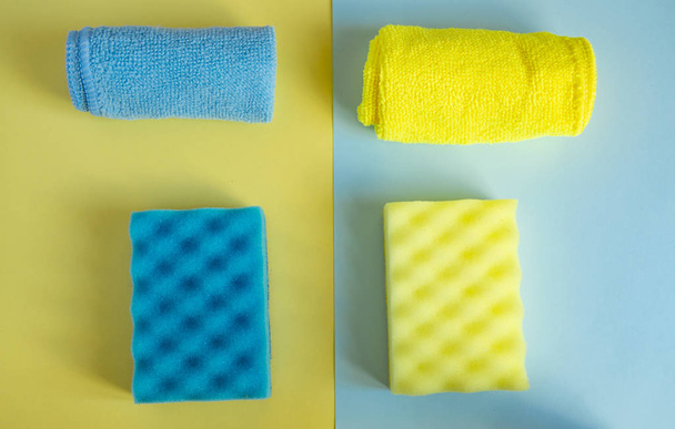フラットレイアウト、トップビュー。洗剤とクリーナー黄色と青。クリーニングの概念 - 写真・画像