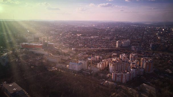 Вид з повітря на дрон, що літає над містом
 - Фото, зображення