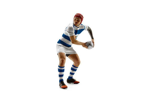 La silueta de un jugador de rugby caucásico aislado sobre fondo blanco
 - Foto, Imagen