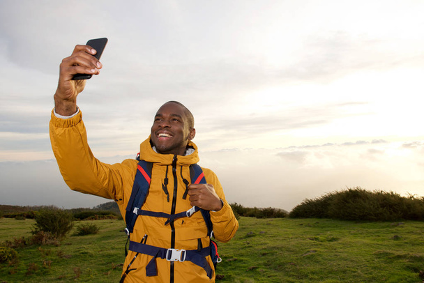 Selfie ile cep telefonu alarak mutlu Afro-Amerikan hiker portresi   - Fotoğraf, Görsel