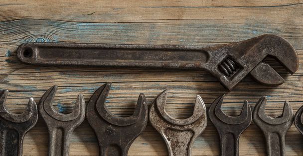 Colección de herramientas de carpintería vintage en un banco de trabajo antiguo: madera
 - Foto, imagen