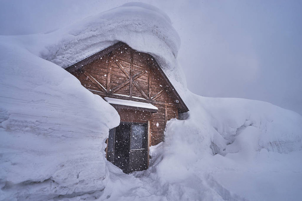 Drewniany dom o Hakkoda ropeway w Mount Tamoyachi z snowy czas w Aomori, Japonia. - Zdjęcie, obraz