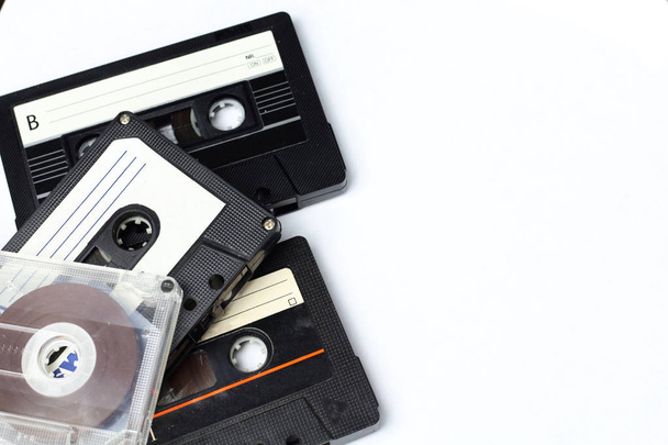 Audio retro vintage groupe audio cassetes taśma 80s stylu na białym tle na biały wuth bezpłatny egzemplarz miejsca na tekst - Zdjęcie, obraz