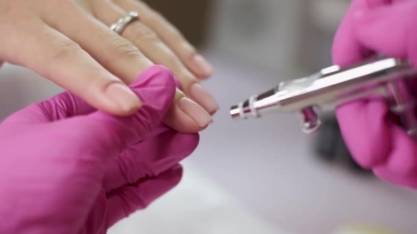 Preparación de los dedos de los clientes para la aplicación del barniz
 - Metraje, vídeo