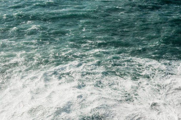 Hermosa vista de la superficie del agua con las olas
 - Foto, imagen